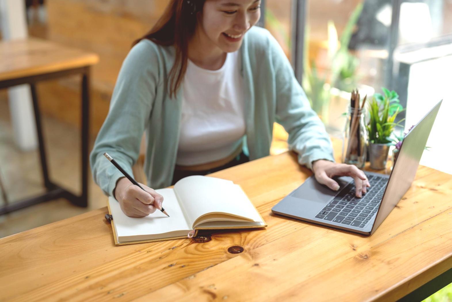 Interactive financial planning workshop with peer collaboration